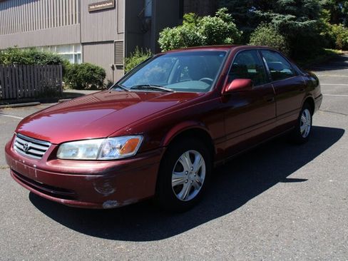Used 2000 Toyota Camry LE FWD image 1