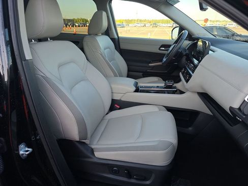 Used 2025 Nissan Pathfinder SL w/ SL Premium Package image 15