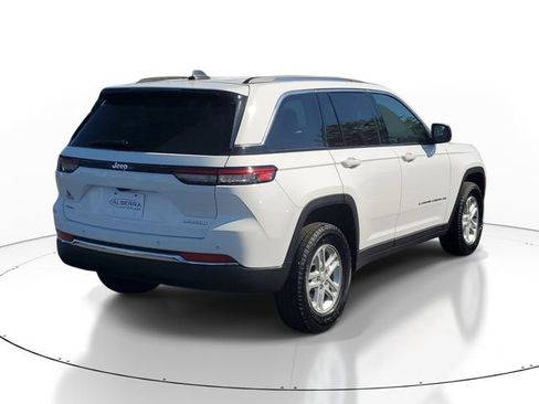 Used 2023 Jeep Grand Cherokee Laredo w/ Luxury Tech Group I AWD/4WD image 4