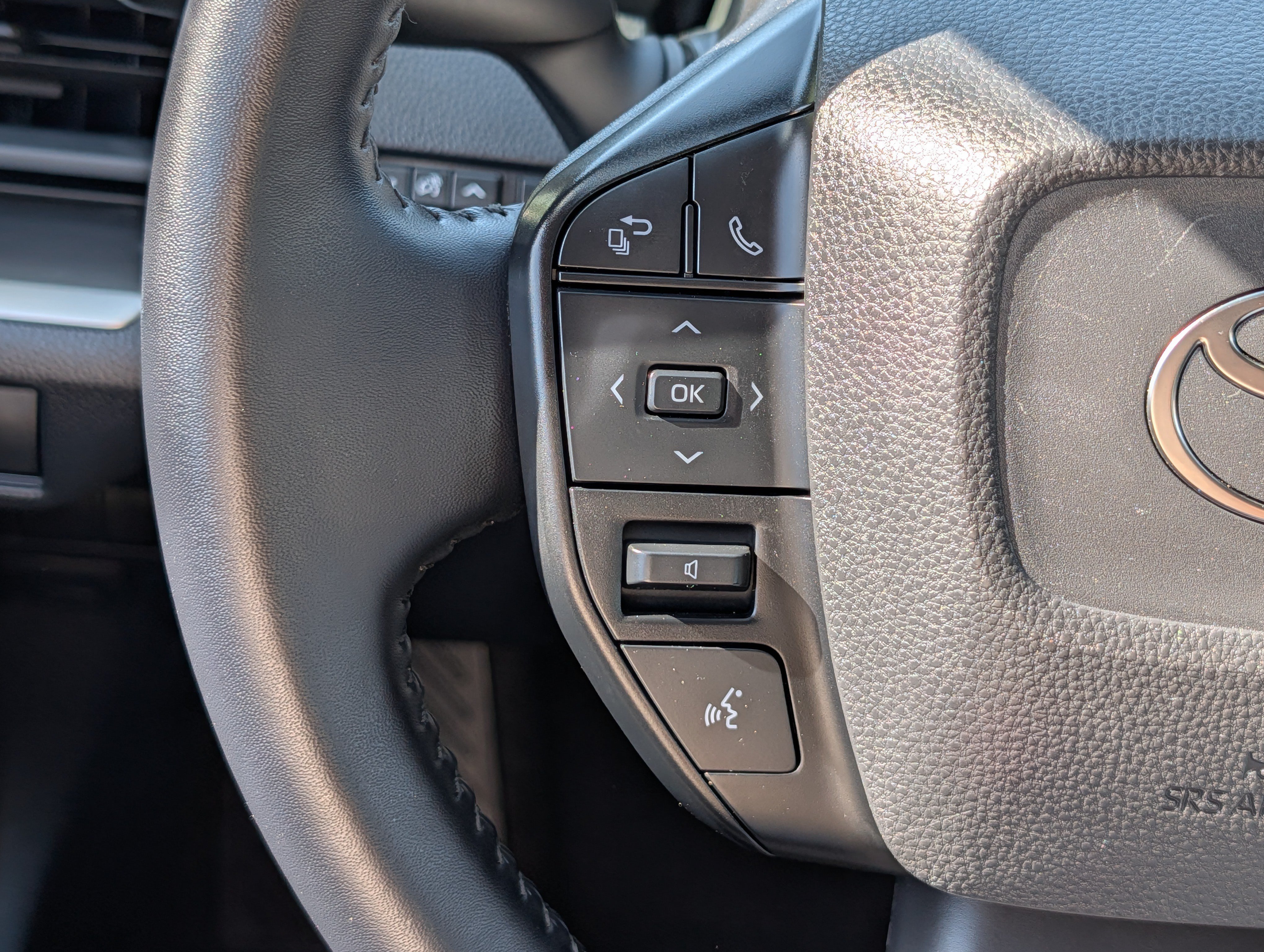 Used 2025 Toyota Prius LE AWD/4WD image 31