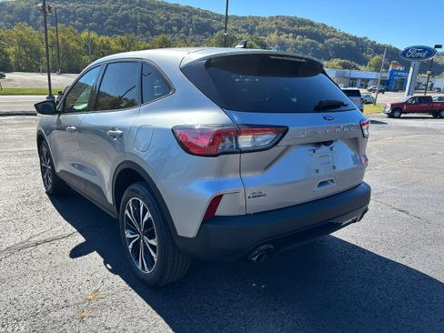 Used 2022 Ford Escape SE w/ SE Sport Appearance Package image 4