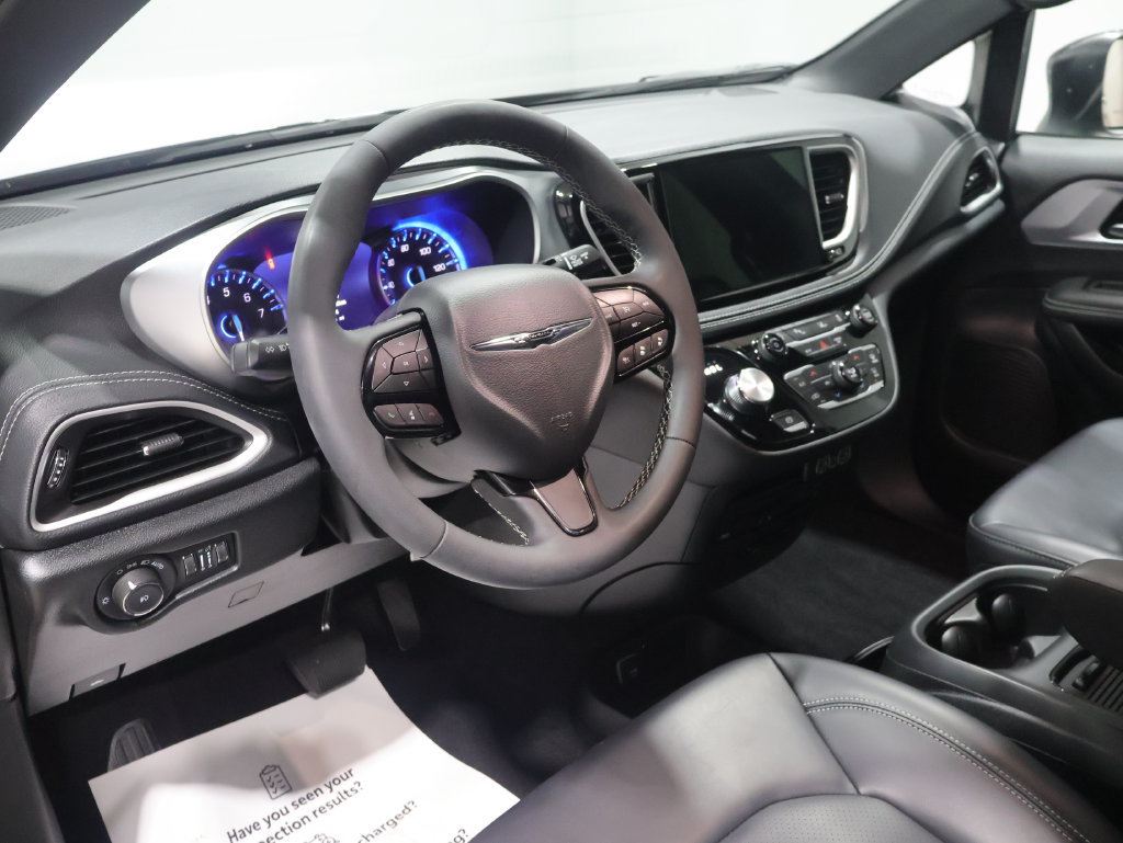 Used 2023 Chrysler Pacifica Touring-L w/ Uconnect Theater Family Group FWD image 17