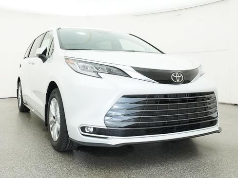 New 2026 Toyota Sienna Limited FWD image 30