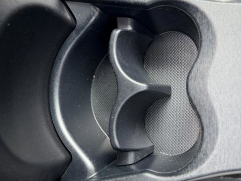 Used 2012 Toyota Yaris L image 32