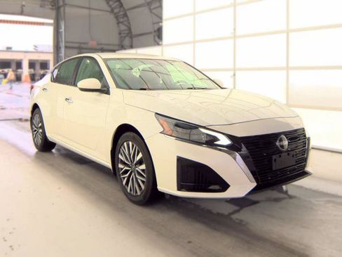 Used 2023 Nissan Altima 2.5 SV AWD/4WD image 2