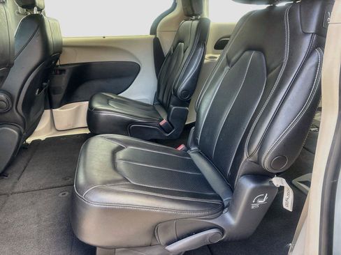 Used 2023 Chrysler Pacifica Touring-L FWD image 13