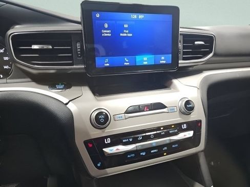Used 2021 Ford Explorer XLT w/ Equipment Group 202A AWD/4WD image 32