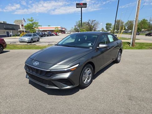 New 2026 Hyundai Elantra SE FWD image 2