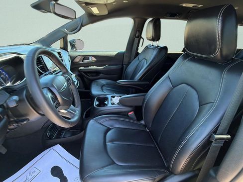 Used 2025 Chrysler Pacifica Select FWD image 17