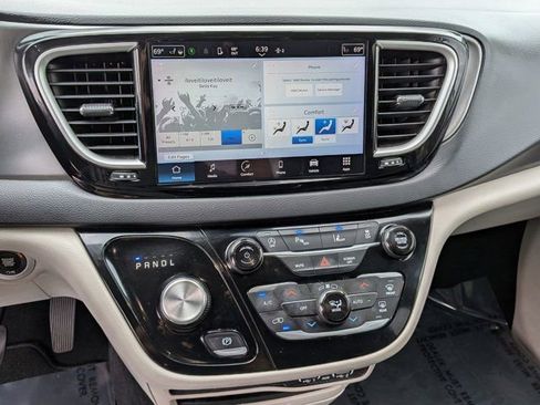 Used 2023 Chrysler Pacifica Touring-L FWD image 19
