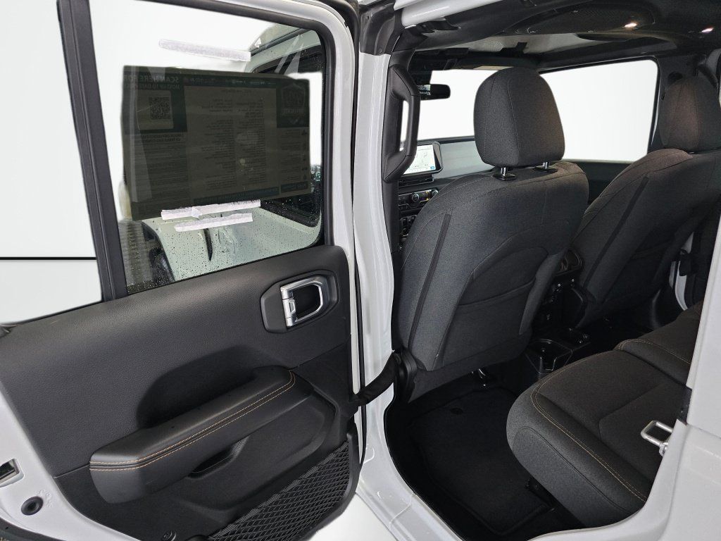 Used 2025 Jeep Wrangler Unlimited Sahara AWD/4WD image 33