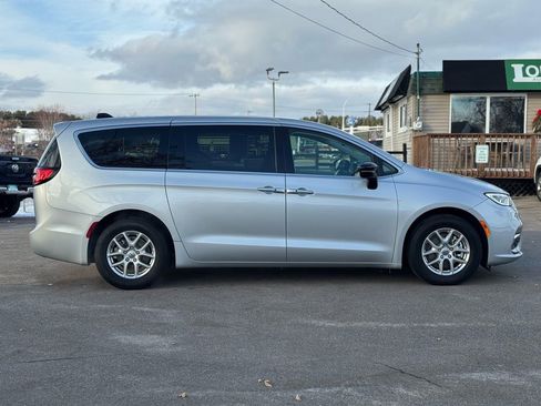 Used 2024 Chrysler Pacifica Touring-L FWD image 9