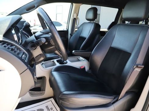 Used 2017 Dodge Grand Caravan SXT FWD image 12