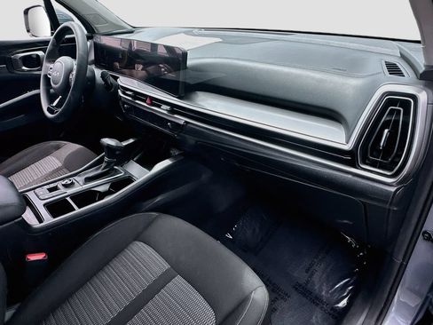 Certified 2025 Kia Sorento LX FWD image 27