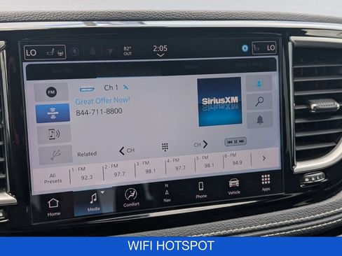 Used 2024 Chrysler Pacifica Limited FWD image 23