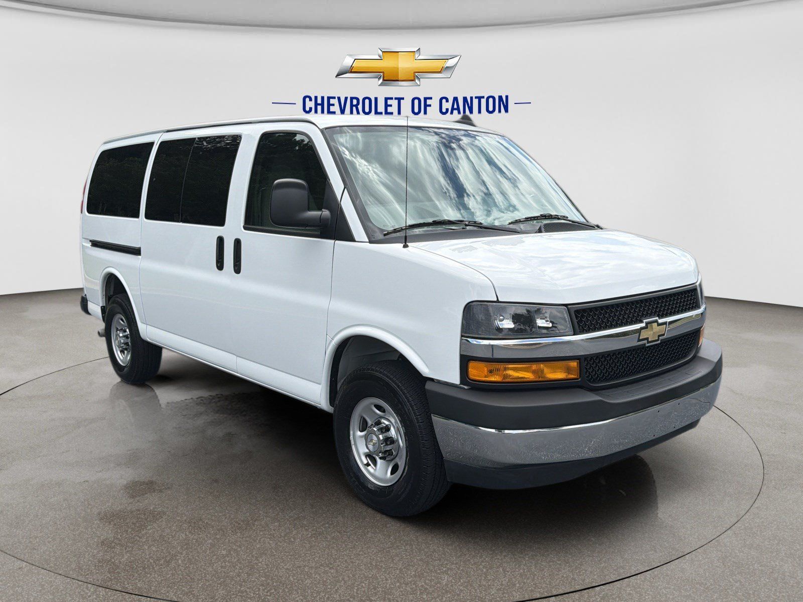 Used 2022 Chevrolet Express 2500 LT RWD image 3