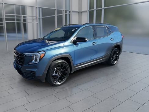 Used 2024 GMC Terrain SLT w/ Elevation Edition image 4