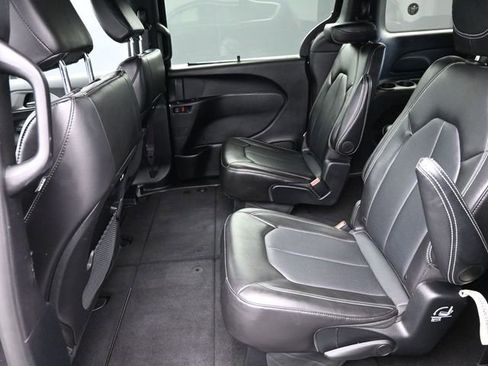 Used 2025 Chrysler Pacifica Select image 16