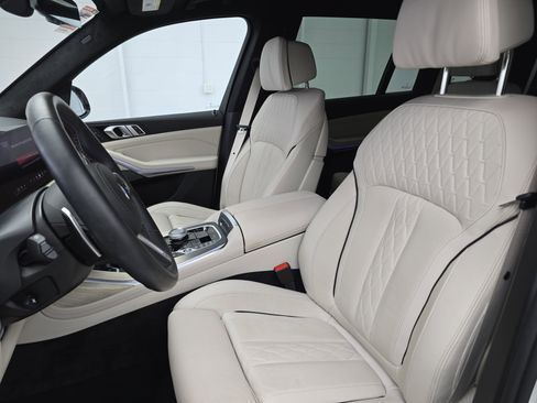 Used 2025 BMW X7 M60i w/ Executive Package image 16