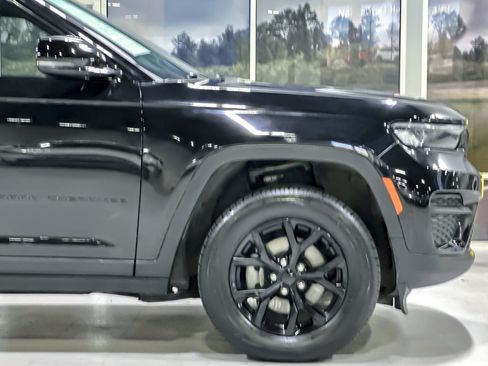 Used 2025 Jeep Grand Cherokee Altitude AWD/4WD image 34