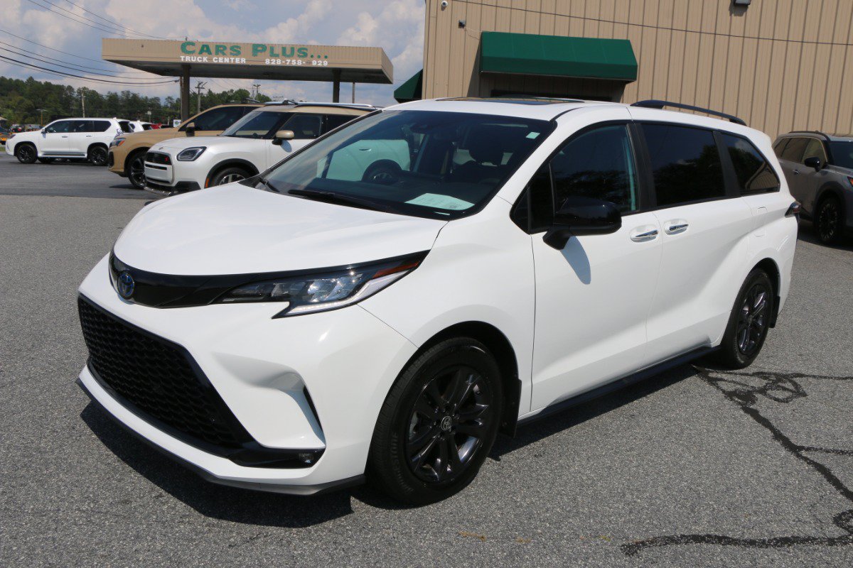 Used 2025 Toyota Sienna XSE AWD/4WD image 1