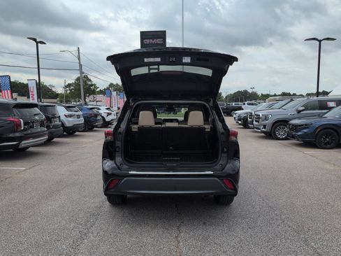 Used 2022 Toyota Highlander Limited AWD/4WD image 4