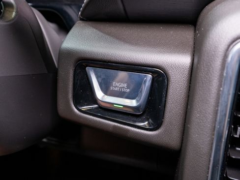 Used 2025 GMC Yukon XL Denali image 30