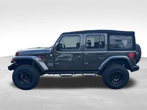 Used 2018 Jeep Wrangler Unlimited Sahara AWD/4WD image 4