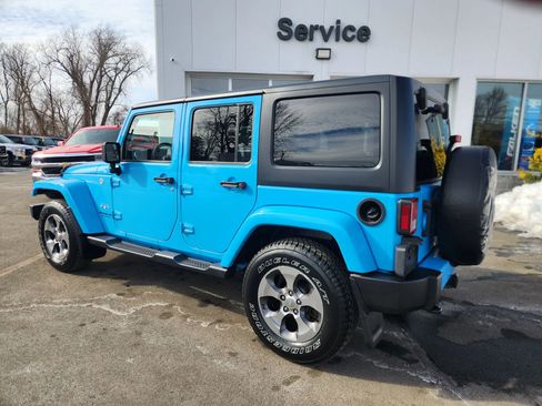 Used 2017 Jeep Wrangler Unlimited Sahara w/ Connectivity Group image 10