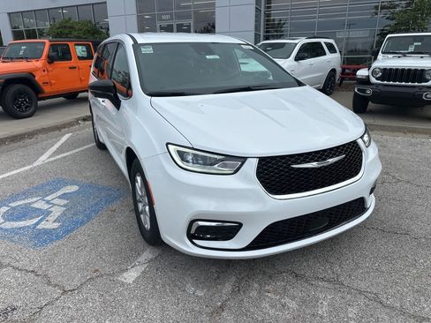 New 2026 Chrysler Pacifica Select image 8