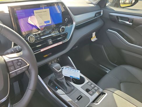 New 2025 Toyota Highlander Platinum image 27