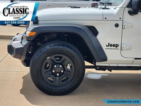 Used 2025 Jeep Wrangler Sport AWD/4WD image 10