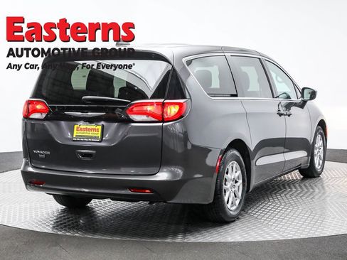 Used 2023 Chrysler Voyager LX image 5