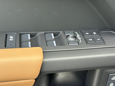 Used 2026 Land Rover Defender 130 X-Dynamic SE AWD/4WD image 11