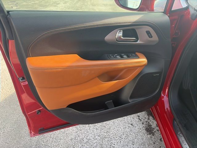 Used 2024 Chrysler Pacifica Pinnacle FWD image 16