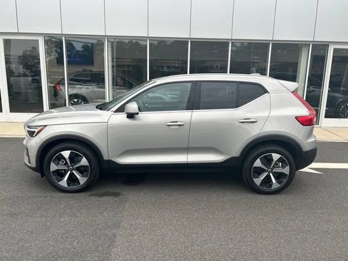 Certified 2025 Volvo XC40 B5 Plus AWD/4WD image 2