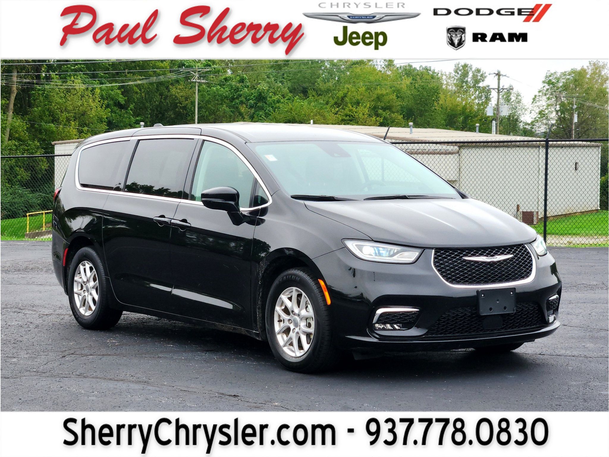 Used 2024 Chrysler Pacifica Touring-L FWD image 1