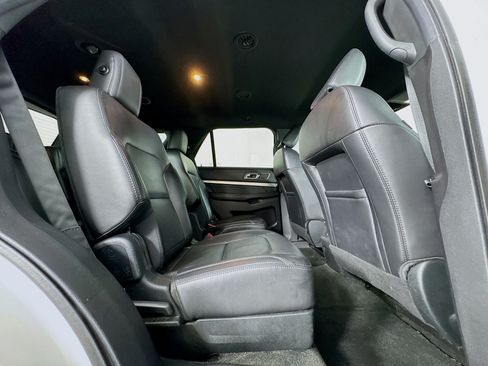 Used 2018 Ford Explorer XLT w/ Equipment Group 202A AWD/4WD image 29