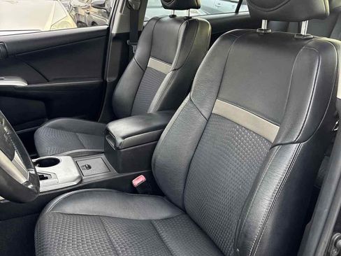 Used 2014 Toyota Camry SE image 2