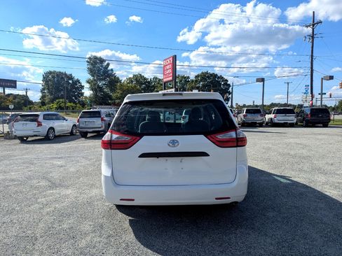 Used 2018 Toyota Sienna L image 8