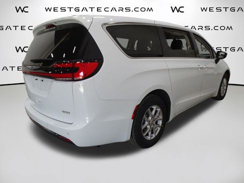Used 2024 Chrysler Pacifica Touring-L image 42