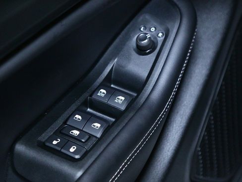 Used 2025 Jeep Grand Cherokee Altitude image 16