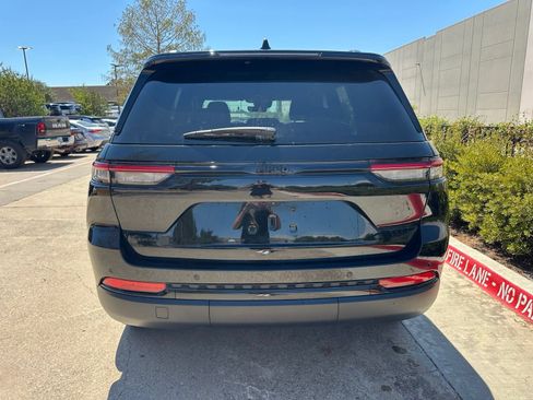 Used 2025 Jeep Grand Cherokee Altitude AWD/4WD image 7
