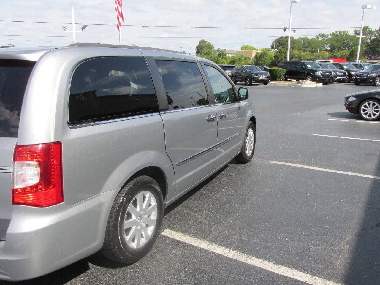 Used 2015 Chrysler Town & Country Touring w/ Driver Convenience Group FWD image 43