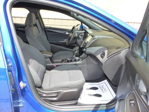 Used 2017 Chevrolet Cruze LT w/ Convenience Package FWD image 35