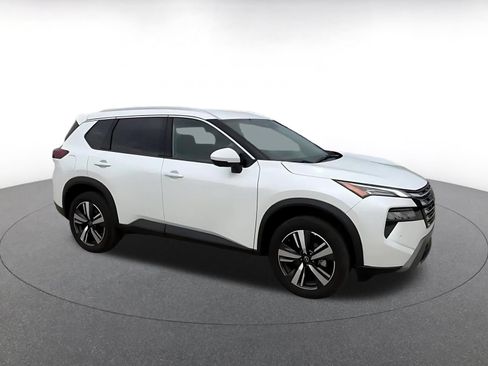 Used 2026 Nissan Rogue SL AWD/4WD image 2