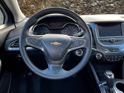 Used 2018 Chevrolet Cruze LT w/ Convenience Package image 5