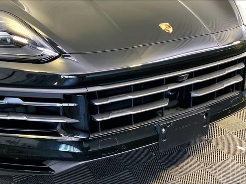 Used 2025 Porsche Cayenne image 34