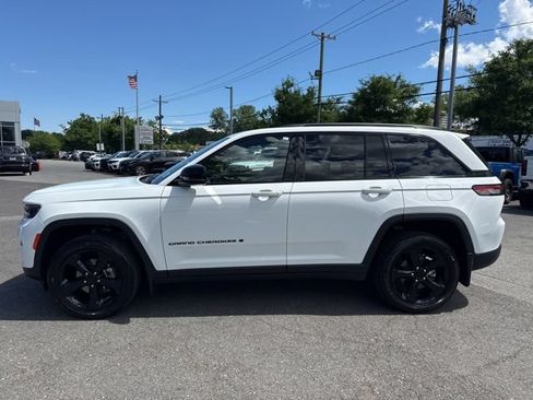 Used 2023 Jeep Grand Cherokee Altitude AWD/4WD image 18