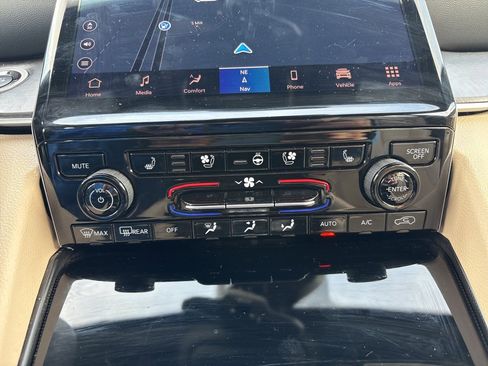 Used 2024 Jeep Grand Cherokee L Limited w/ Luxury Tech Group II image 14